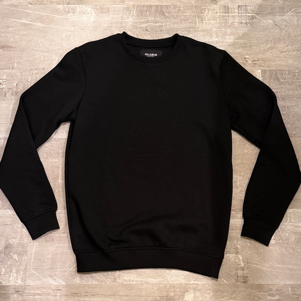 Pull & Bear Men's Black Crewneck Sweatshirt w/Skull Imprint - Small